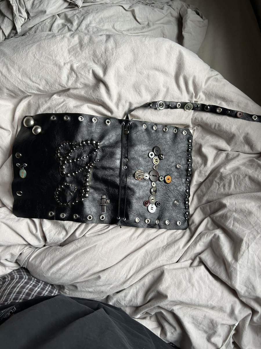 I can’t believe I just made a journal like okaaaaaayyyyyyy henniiii