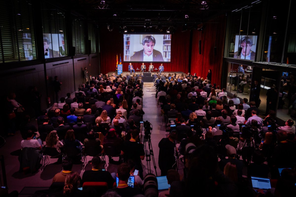 A l’aniversari de la <a href="/JNCatalunya/">Joventut Nacionalista de Catalunya</a> es va presentar la <a href="/JNCAlumni/">JNC Alumni</a>.

<a href="/albertbatalla/">Albert Batalla i Siscart</a>, coordinador general: volem ser un punt de trobada ampli i una eina de suport a la JNC i al país en base a l’experiència, el talent i la trajectòria personal i professional dels milers d’exmilitants.