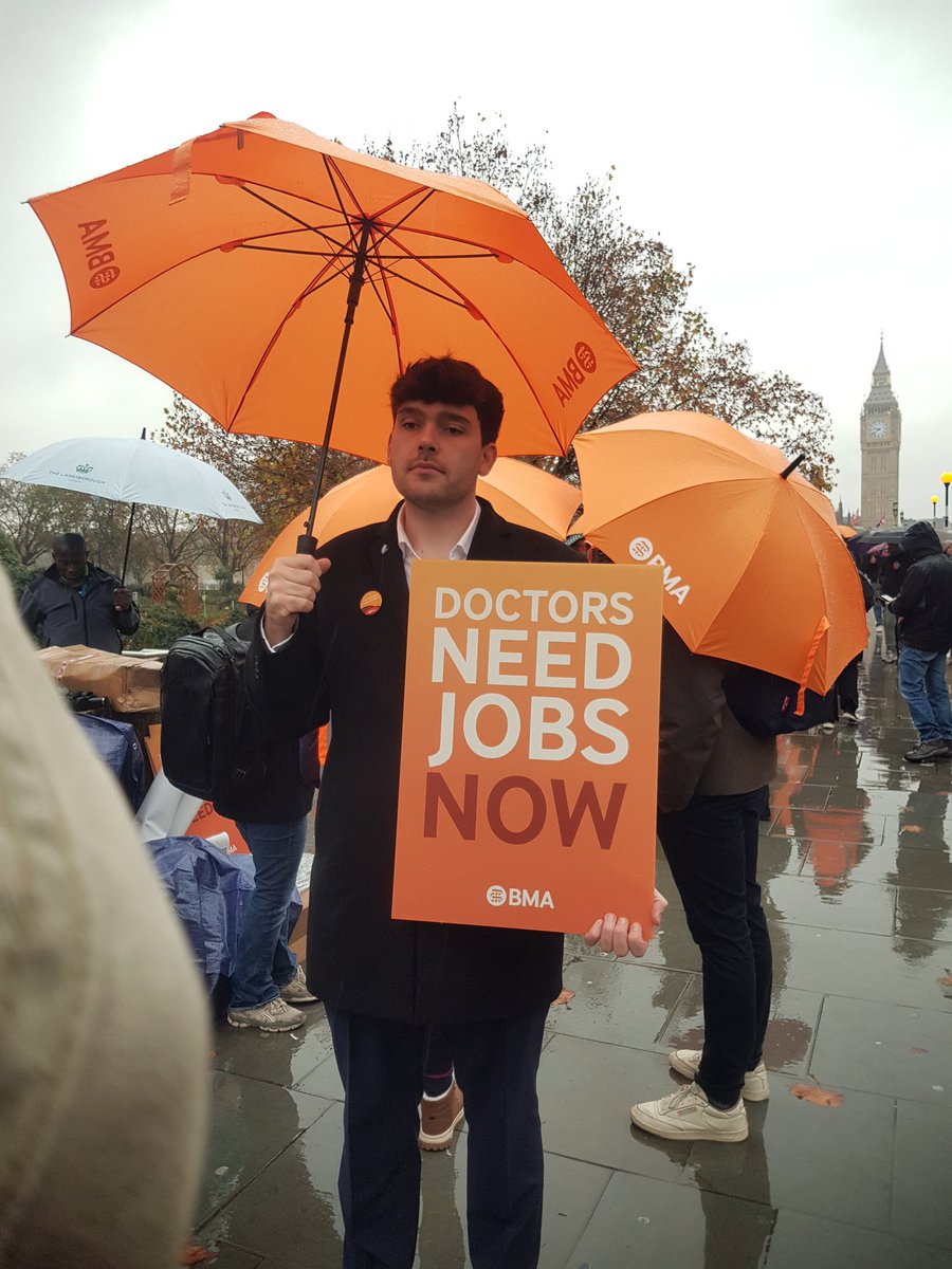 Joined by many resident doctors at St Thomas’ today.

Frustration is growing amongst doctors as <a href="/wesstreeting/">Wes Streeting</a> refuses to meaningfully address dr unemployment and has suggested a real terms pay cut for 2026.

The Government can end the strikes; put a credible offer on the table.