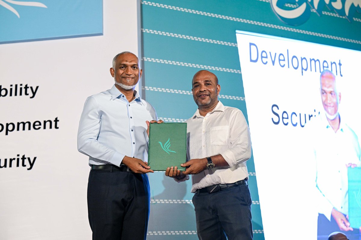 raees_muizzu's tweet photo. ކުރީގެ ވަޒީރު މަހްލޫފާއި އެމްޑީޕީގެ އިސް އެކްޓިވިސްޓުންތަކެއް ޕީއެންސީއަށް!
#DhiveheengeRaajje
#hafthaa104 https://t.co/6V2JJUzxHT
