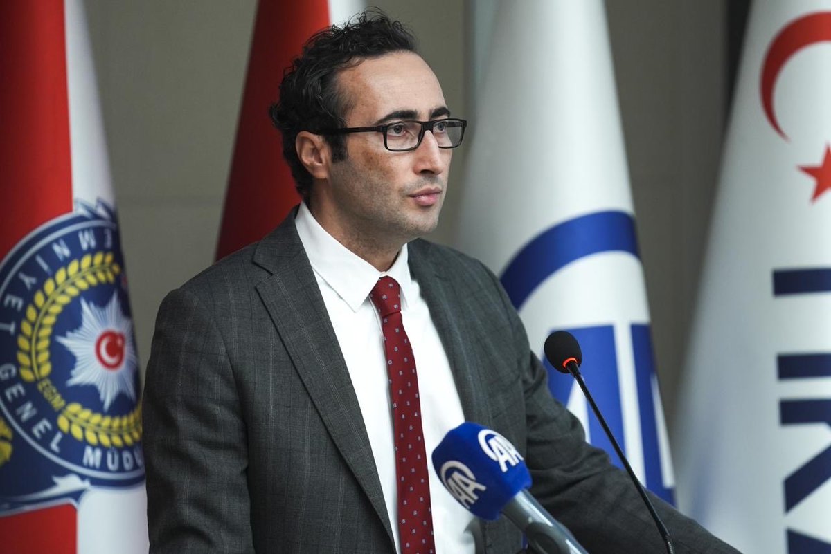 HaberAkademiAA's tweet image. 📌AA’nın “28. Dönem Savaş Muhabirliği Eğitimi” tamamlandı.

Sertifika töreninde Polis Akademisi Başkan Yardımcısı Deniz Alemdar, TİKA Dış İlişkiler ve Ortaklıklar Daire Başkanı Uğur Tanyeli ve AA Akademi Müdürü Dr. Zeynep Bayramoğlu Öztürk konuşmalarını yaptı. ✅…