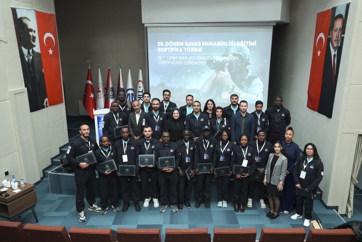 HaberAkademiAA's tweet image. 📌AA’nın “28. Dönem Savaş Muhabirliği Eğitimi” tamamlandı.

Sertifika töreninde Polis Akademisi Başkan Yardımcısı Deniz Alemdar, TİKA Dış İlişkiler ve Ortaklıklar Daire Başkanı Uğur Tanyeli ve AA Akademi Müdürü Dr. Zeynep Bayramoğlu Öztürk konuşmalarını yaptı. ✅…