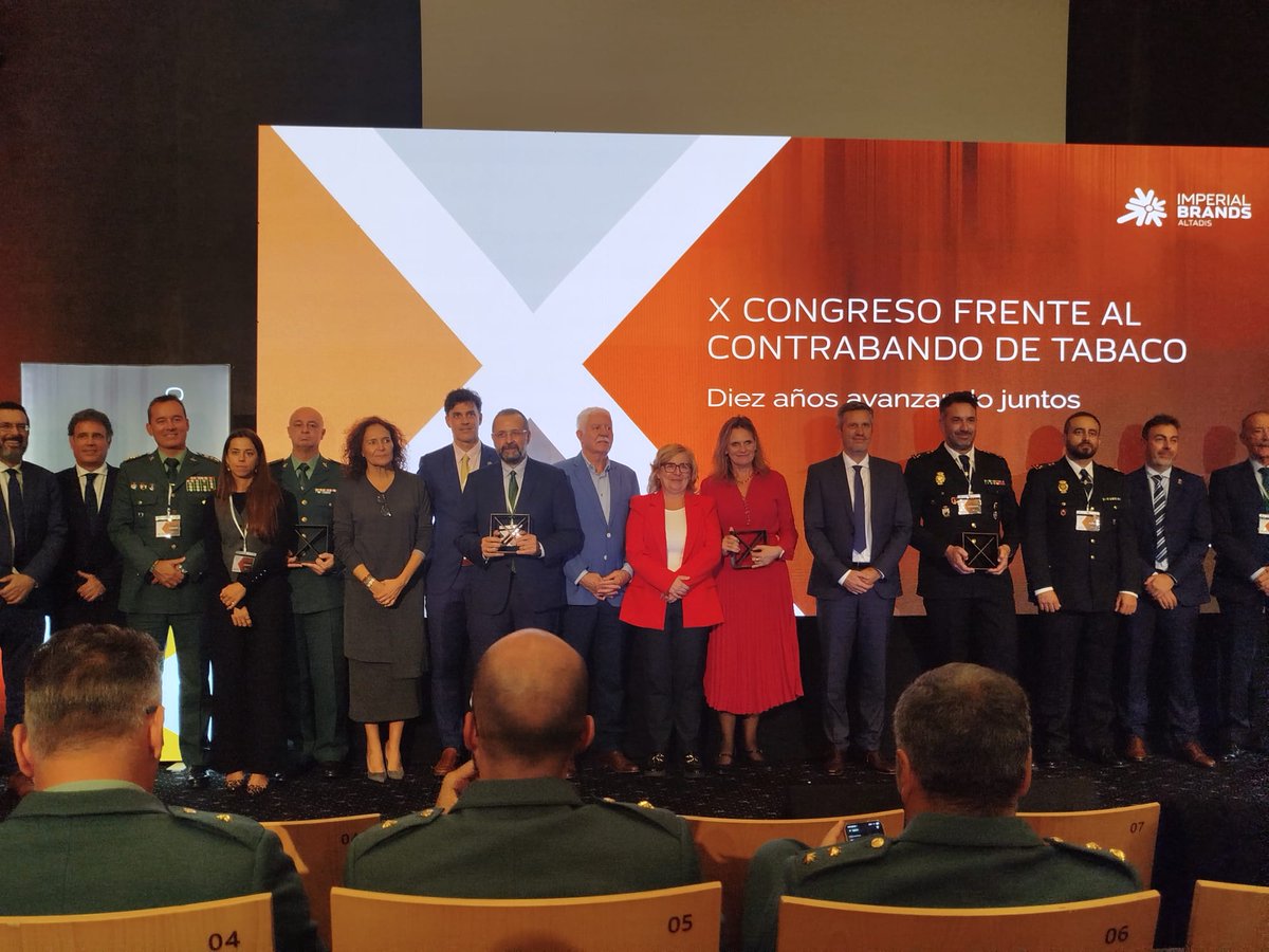 policia's tweet photo. Muy agradecidos por el reconocimiento de Altadis Imperial Brands a la labor de @policia en la lucha contra el #contrabando de tabaco
Los premios #NoContrabando, entregados, en el X Congreso frente al contrabando de tabaco, reconocen el compromiso de las FSE en esta lucha https://t.co/B5Qm2dTM1e