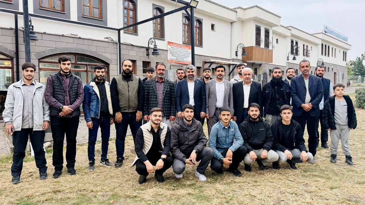 Sur ilçemizde Milletvekilimiz Faruk Dinç ile gerçekleştirdiğimiz “Gelin Tanış Olalım” programında, gençlerimizin merak ettiği birçok konuyu verimli ve yapıcı bir şekilde ele aldık.

Samimi, açık ve güzel bir sohbet oldu. Katılımlarından dolayı vekilimize teşekkür ederiz.