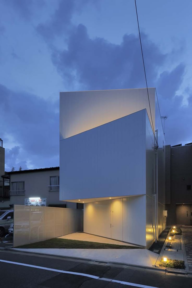 snoyesnr3's tweet image. If it is an attempt then it is bad attempt to be candid my oga. Windows and terrace are specially designed in Japan Architecture to control indoor light. Then we don&apos;t often follow principles of design here, which is obvious from this design. Japan Architecture adheres to it.