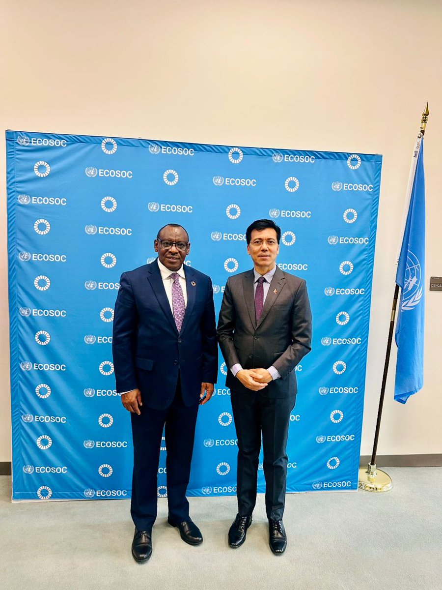 ECA_OFFICIAL's tweet image. 1/2 Le Sec. exéc. de @ECA_OFFICIAL, @claverGatete
a rencontré le Prés. de l&apos;@UNECOSOC, S.E. Lok Bahadur Thapa. Les discuss° ont porté sur la collaborat° entre les Commiss° rég. de l&apos;ECOSOC pr accélérer &amp;amp; intensifier le Pgme de dév., l&apos;inclus° des jeunes &amp;amp; la créat° d&apos;emplois...