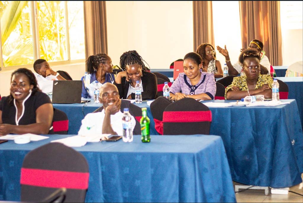 CAREinKenya's tweet image. In Nyanza &amp;amp; Western Kenya, women feed families &amp;amp; nurture land yet many still lack land rights.
Through #WE4R funded by @giz_gmbh &amp;amp; implemented by @carekenya &amp;amp; partners, we’re bridging the gap between law &amp;amp; lived reality.
Nov 11–12, we launched a mentorship training in Kisumu. A…