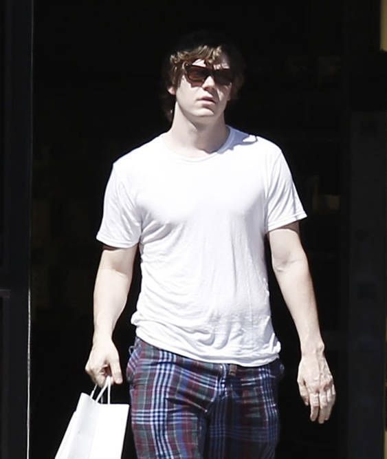 tuitsentucara's tweet image. he&apos;s so hot I CAN&apos;T