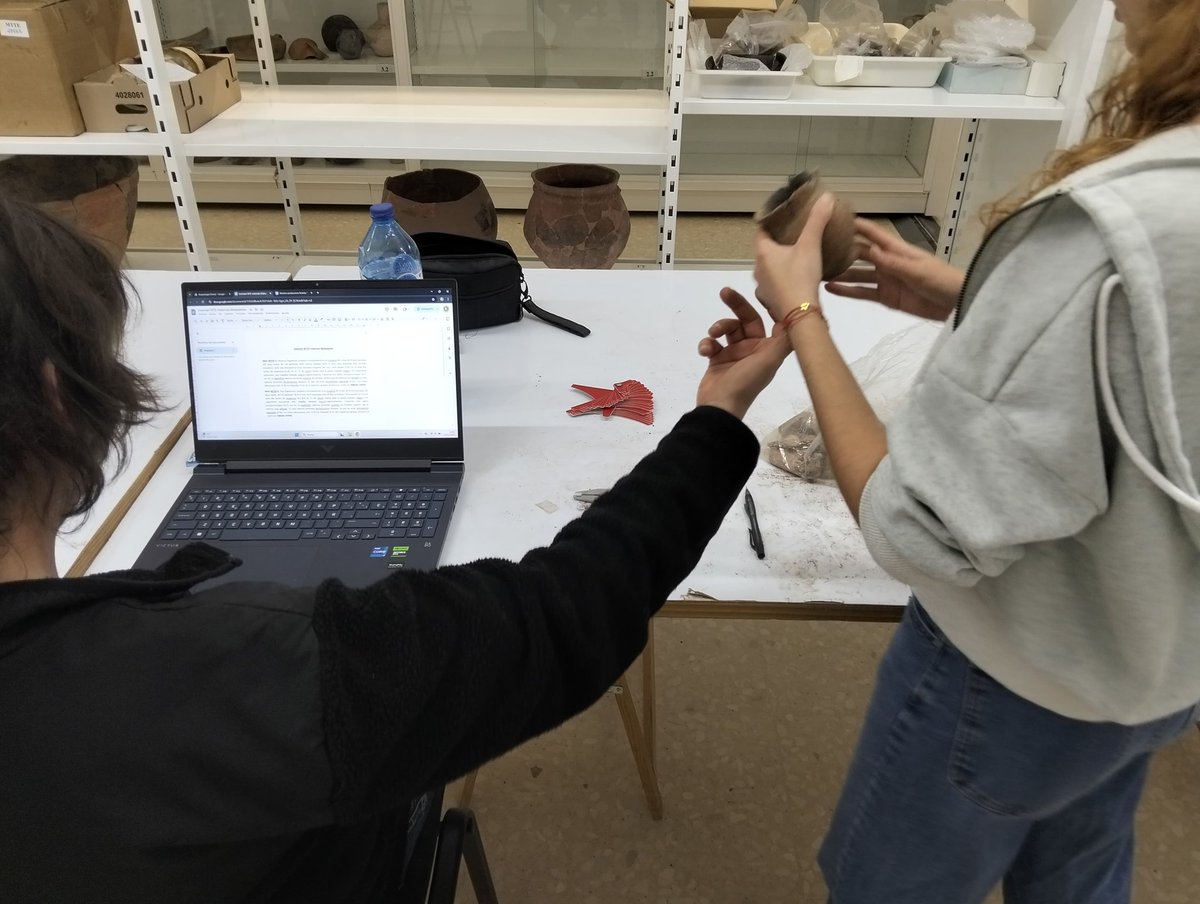 La revisió de materials és tan important com excavar🏺
Per això, part de l'equip va fer una visita al Museu de les Terres de l'Ebre (Amposta) per re-classificar, fotografiar i dibuixar material d'antigues campanyes. 📷✏️📐

#arqueologia  #museuterresdelebre #ciènciaurv #amposta