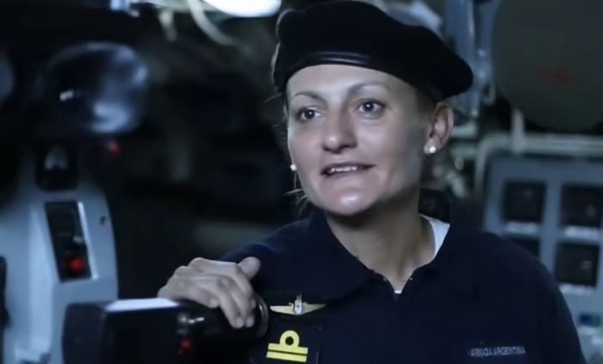 14 de noviembre, 2017

Cerca de la medianoche el sub. se comunica con la base e informa que tiene un problema en baterías de proa por ingreso de agua...enfrentaban mares duros...

Eliana María Krawczyk 
Teniente de Navío y Jefe de Armas del #ARASanJuan 
PM. Capitán de Corbeta