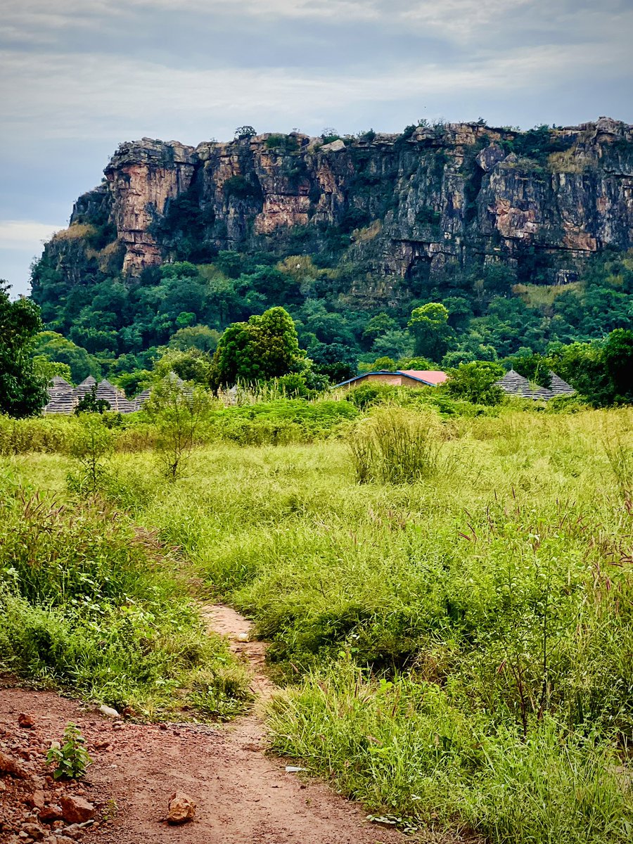 Ces images ont été prises dans un district de la sous-préfecture de Kounbia, à Gaoual.

Un lieu paisible, authentique et plein de charme.
#monvillage