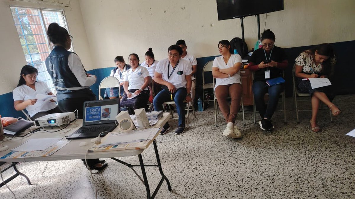 📚#EducaciónEnDDHH
📍#Sololá
Con el objetivo de fortalecer capacidades en materia de #DerechosHumanos, prevención de la #TrataDePersonas y promoción de entornos educativos seguros la Auxiliatura de Santiago Atitlán de la <a href="/PDHgt/">PDH Guatemala</a> lleva a cabo diversas actividades en las que