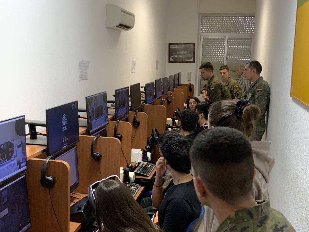 oteaucm's tweet photo. ¡Y nuestra actividad de #Robocode de la #SemanaCiencia finaliza a lo grande!
Hoy, junto a los equipos de @salesianasnsp y @ciudaddelosmuch, hemos visitado a la #BRIXII, para conocer los carros de combate de verdad, su historia y ¡probar los simuladores!
¡Gracias @EjercitoTierra! https://t.co/6qD8EW88vM