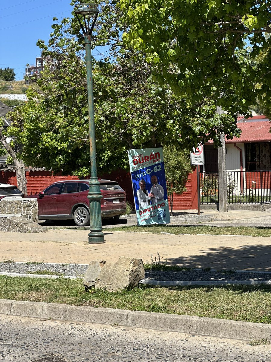 #Elecciones2025// pese a que normativa del <a href="/ServelChile/">Servicio Electoral</a> lo prohíbe, aún se mantienen “palomas” con propaganda electoral en la Alameda de #Constitución.