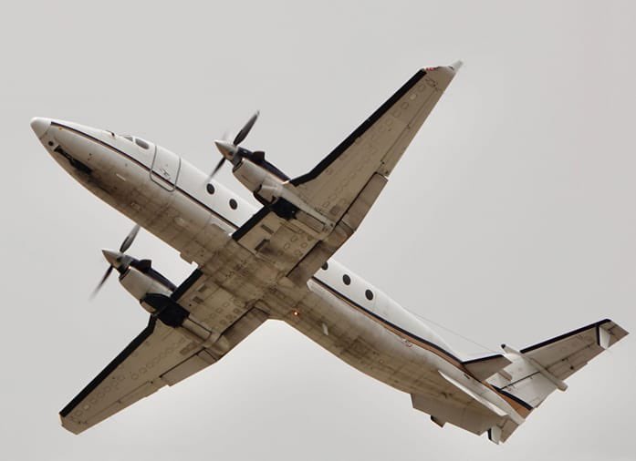 CDAOAofficiel's tweet image. 🛩️ 13/11/2025 - 11h34 : un Beechcraft 190 décolle depuis l’aéroport du Bourget, direction Béziers.
Un vol en apparence simple de deux heures pour cet équipage habitué. 
La suite ici👇🏻

Les communications radio sont bonnes et le ciel est nuageux mais calme.

Mais une heure après…