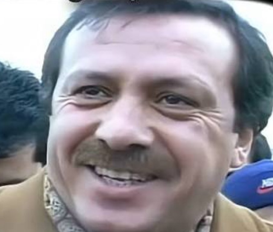 ❗️O GÜLÜŞ❗️
Dün, o gülüş bir kıvılcımdı  
Anadolu’nun taşlı yollarında,  
bir genç adamın dudaklarında titreyen umut.  
Gözlerinde İstanbul’un martıları. 
Alnında karadeniz’in tuzu
Dişlerinde “bir gün” diye fısıldayan rüzgâr.  <a href="/RTErdogan/">Recep Tayyip Erdoğan</a> <a href="/EmineErdogan/">Emine Erdoğan</a> <a href="/hasandogan/">Hasan Doğan</a>