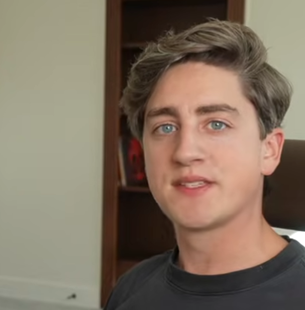 sokeepned's tweet image. they&apos;re right behind me aren&apos;t they