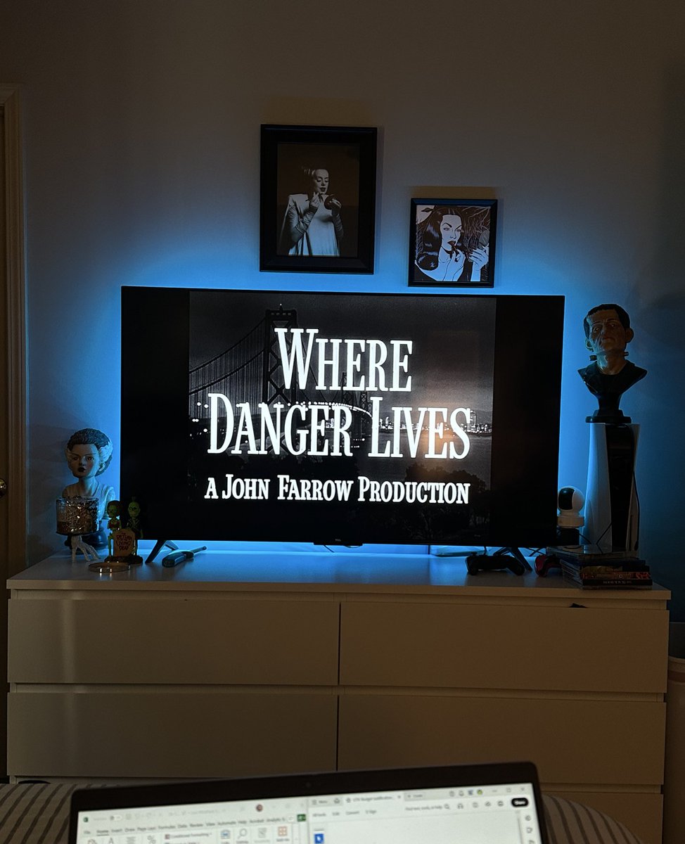 BarelyAshley's tweet image. In my Film Noir era. 

Another Robert Mitchum film. 😍

#WhereDangerLives
#Noirvember