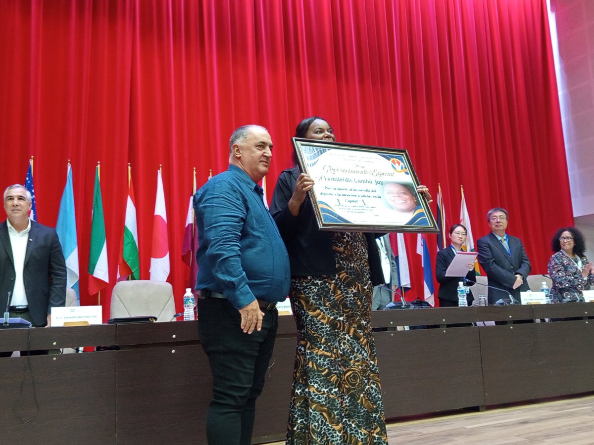 inderhabana's tweet photo. 🏅¡GRACIAS, CAMPEONA! 🏅
El escenario de la clausura de #AFIDE2025 fue testigo de un momento histórico: el retiro oficial de Yumisleidis Cumbá.
Con tu oro en Atenas 2004, le diste a Cuba una de las mayores glorias del atletismo. Tu nombre quedó grabado en la historia del deporte. https://t.co/PWcFXHEUCO