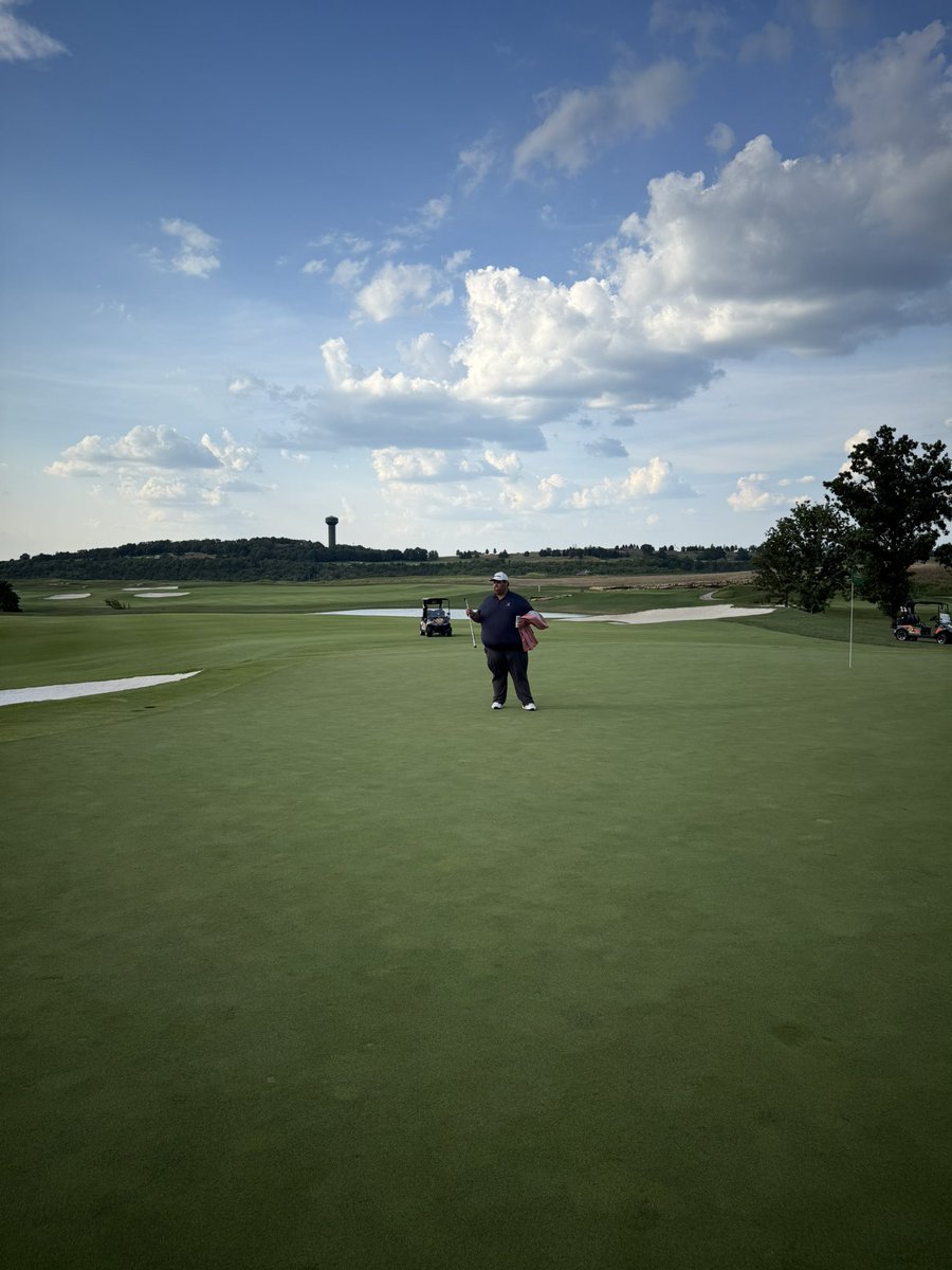 Last person on the 18th green, soaking in every second of a life-changing moment.

This one was bigger than golf.

RIP Beef ❤️