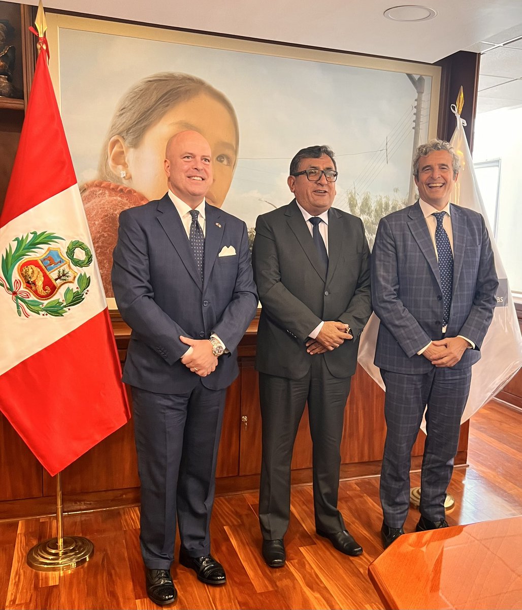Grato al Signor Ministro Luis Bravo per presentazione <a href="/MinemPeru/">Ministerio de Energía y Minas</a> di un progetto di investimento da parte del Presidente di Steel Mont 🇵🇪<a href="/RiccardoMMonti/">Riccardo Maria Monti</a>, a forte impatto sociale e per generare sviluppo e impiego #Ancash . Forte partnership per la crescita economica #Peru 
🇵🇪🤝🇮🇹