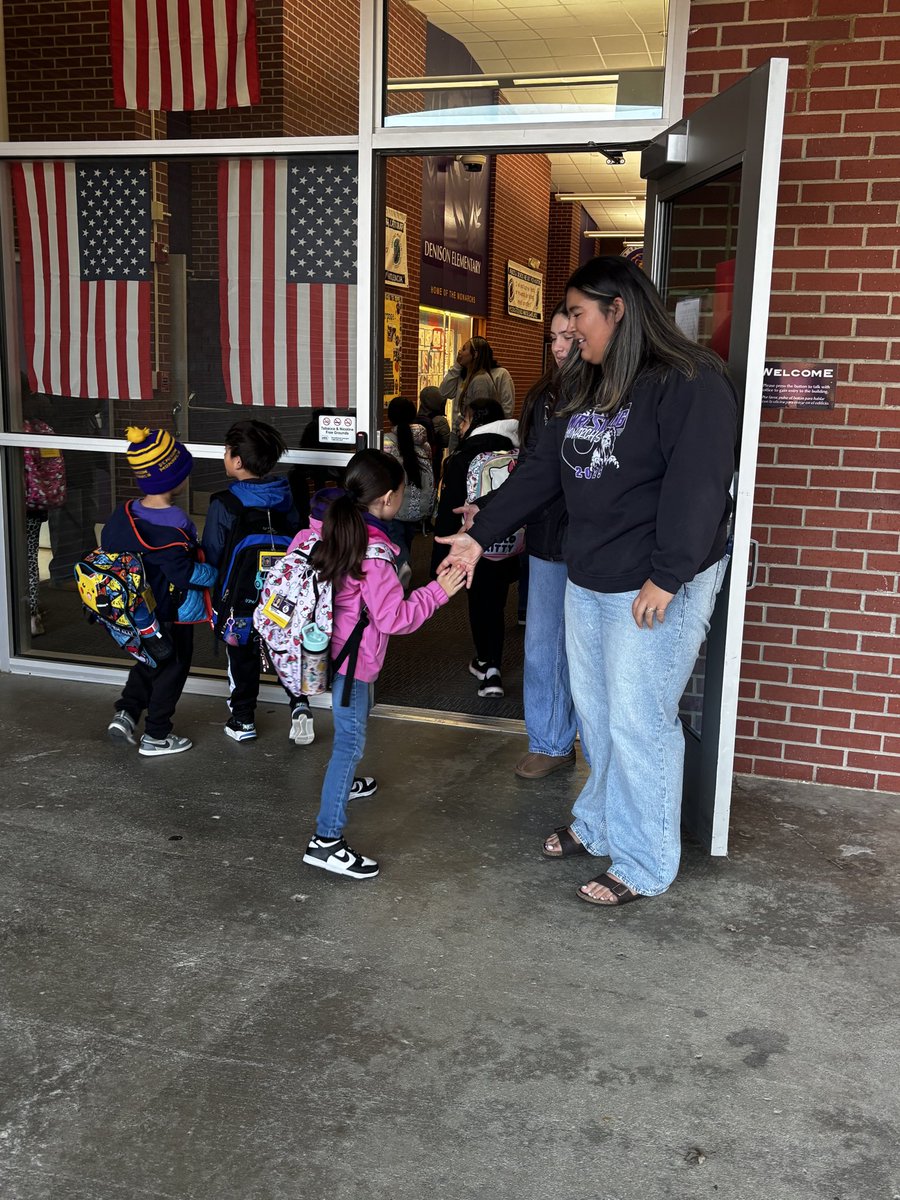 LadyMonarchWR's tweet image. Some of the girls were able to greet our elementary students this morning to finish off week #2 of practice. Competition starts next week!