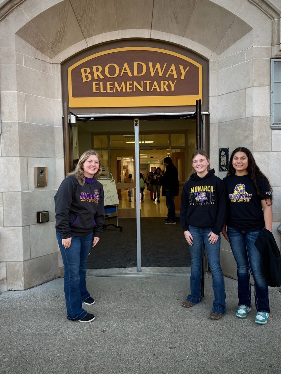 LadyMonarchWR's tweet image. Some of the girls were able to greet our elementary students this morning to finish off week #2 of practice. Competition starts next week!