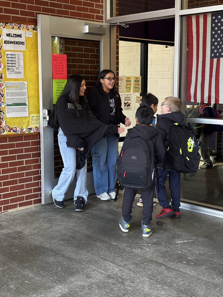 LadyMonarchWR's tweet image. Some of the girls were able to greet our elementary students this morning to finish off week #2 of practice. Competition starts next week!