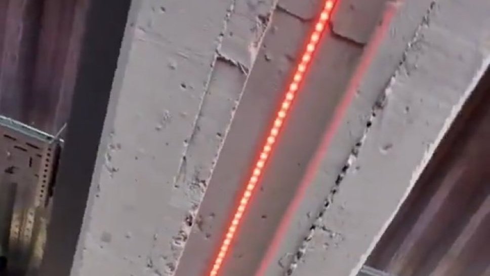 La chapuza del Nou Camp Nou:

- Escaleras que no están rectas.
- Asientos vips rotos el primer día.
- Mini pantallas que no se ven.
- Luces LED del chino.

1500 millones de euros para hacer el mismo estadio, pero en cutre. 🤣