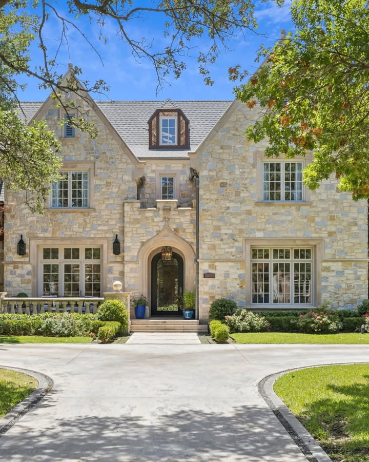rhodesgrouptx's tweet image. ✨ University Park Luxury, Redefined ✨
3817 Colgate Ave | 5 BD | 5.2 BA | 7,000+ SF of modern comfort. Chef’s kitchen, resort pool &amp;amp; spa, fire pit, and steps from Hyer Elementary. 💰 $4,899,000
#TheRhodesGroup #DallasLuxuryHomes #CompassDFW