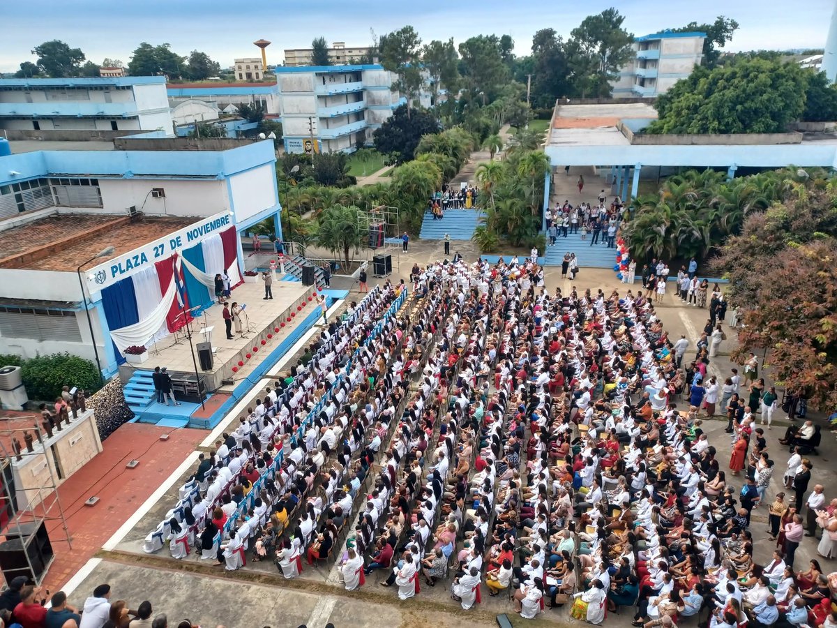 Más de 800 profesionales a disposición del Ejército de batas blancas en #PinardelRío.  Muchas felicidades a los estudiantes, familiares y profesores de la Ucm Pinar del Río  #CubaPorLaVida