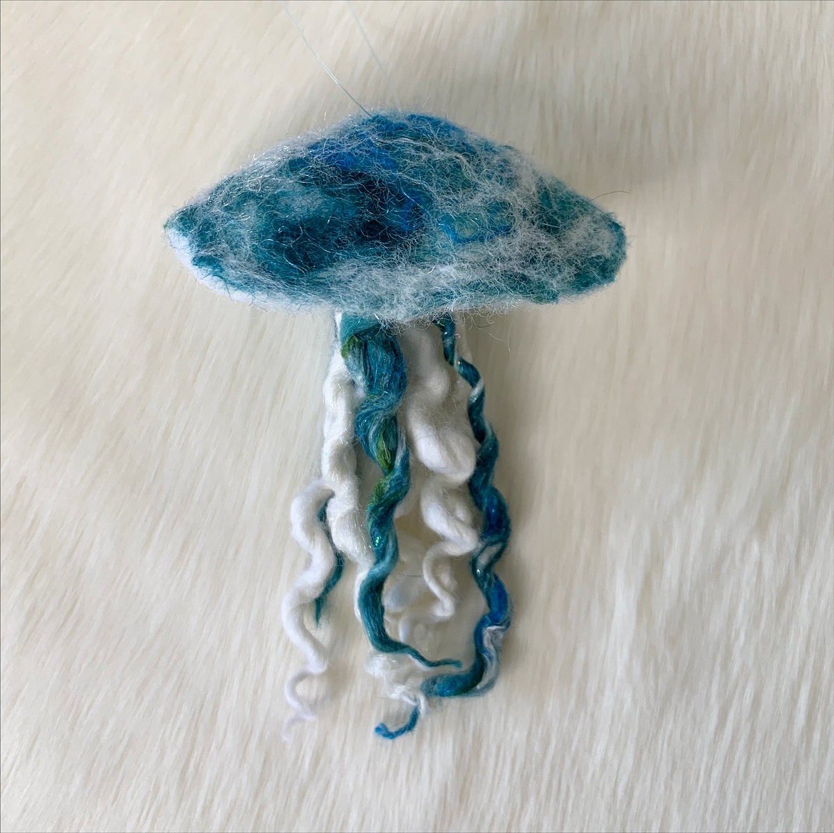 Are you wanting to learn to how to make Felted Jellyfish? You can find the Tutorial on SnowflakeForest Felting YouTube Channel. Happy Felting🌬️🪼❄️🌲🤍
This is the Snow Berry color combo.
youtu.be/-5qDoT6TdtM?si…