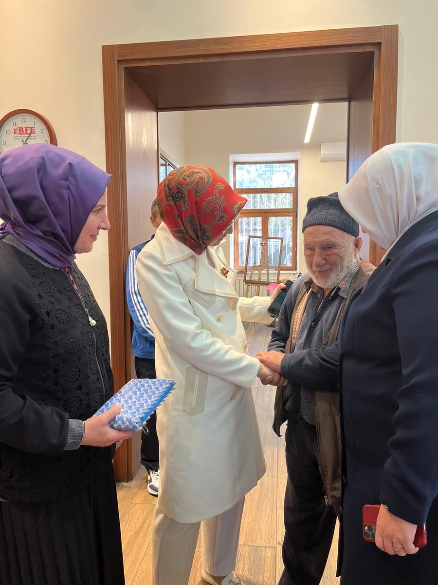 Darülaceze Başkanı Sn. <a href="/EsraCeceli/">Esra Ceceli İslam</a> ve Başkan Yardımcısı <a href="/Gulten_Trz/">🇹🇷 Gülten Terzi 🇹🇷</a> ‘ye görevlerinde muvaffakiyet diliyorum.

Bizim önceliğimiz; medeniyet mirasımıza, inanç ve kültür değerlerimize sarılarak, dezavantajlı guruplar dediğimiz engellilerimizi, yaşlılarımızı, kimsesiz çocuklarımızı,