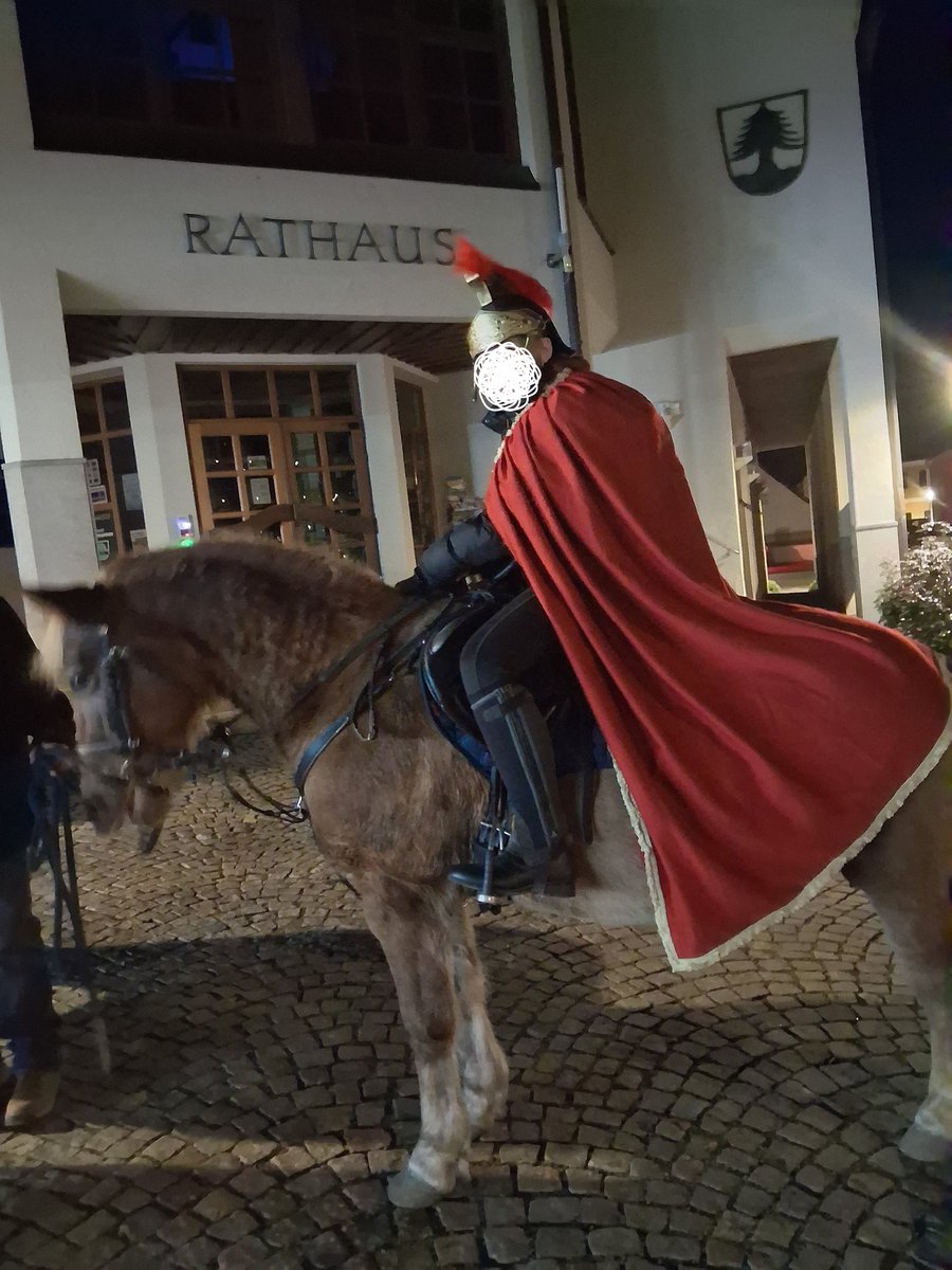 Wie jedes Jahr haben wir gerne unser Pony für St Martin a gegeben. Die Kinder hatten Freude, auch die muslimischen samt Eltern. 
Wie brauchen nicht unsere Identität noch unser Brauchtum verleugnen. Wir sollten nur allen anbieten mitzugehen.