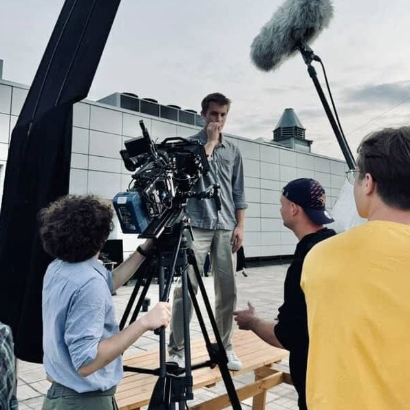 stap1c's tweet image. кайф. чистый и невероятный кайф. от заряженных людей и разряженной техники. от длинных смен и ночных прогулок. от громкого смеха и молчаливых попыток сдвинуться с мёртвой точки.

ни капли не пожалел, что взялся за проект — отсняли реально годный материал. спасибо всем🔥

скучал.