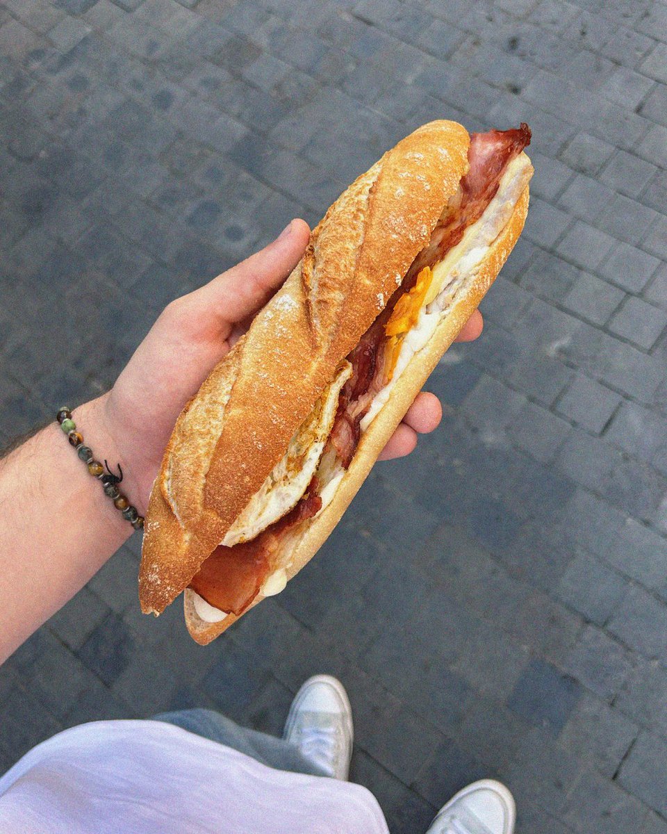 la diferencia entre tú y yo es que tú en la mano llevas el móvil, y yo en la mano llevo un Salzillo.

#LaBocaTeLía #Salzillo #MásQueBocadillos #EnBocaDeTodos