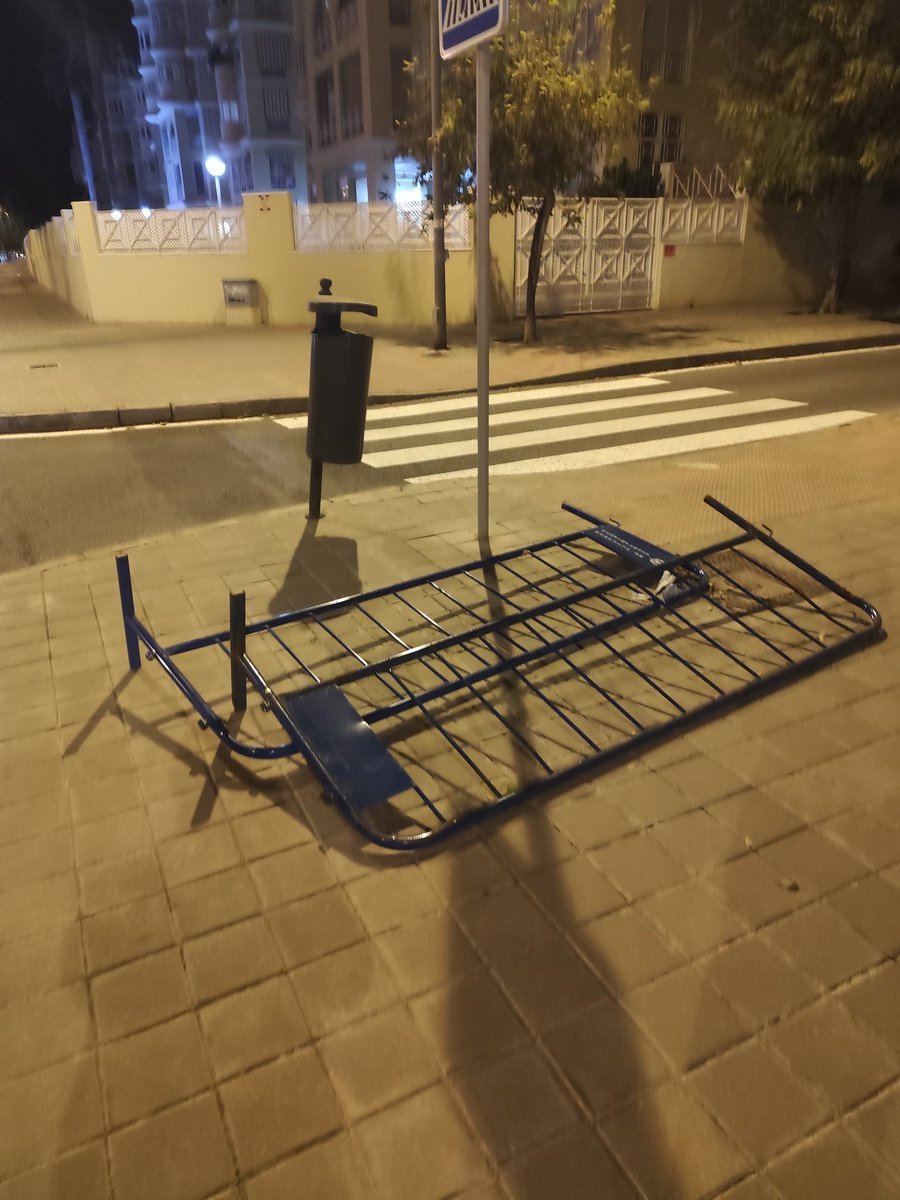 alvaroplh's tweet photo. @alicanteayto hace un mes que fue la carrera en la zona del golf y aún siguen las vallas sin recoger. https://t.co/HWwC71V9wu