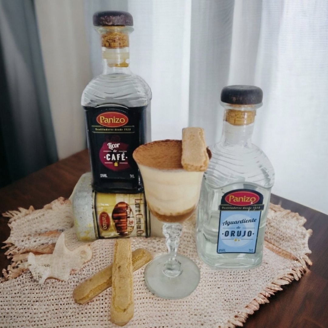 Este cóctel  se parece a un tiramisú con alma de capuccino. Lleva Licor de café, Crema de Orujo, un toque de aguardiente, crema de vainilla y cacao en polvo. De postre o a media tarde, resulta perfecto. ¿Te gustaría ver la receta completa? 
destileriaspanizo.com/es/coctel/tira…