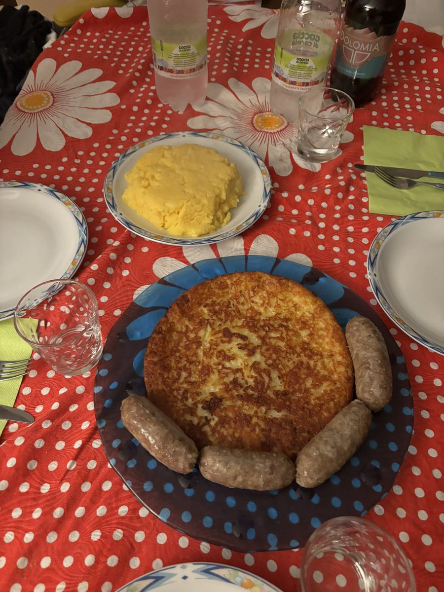 AndreaFreeulian's tweet image. Stasera il #friul regna in tavola! #frico #polenta e #salsiccia! Ovviamente annaffiato con il Cabernet