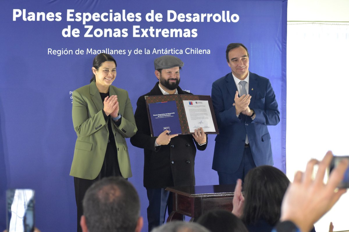 #BuenasNoticias

Presidente Gabriel Boric Font encabeza firma del nuevo Plan Especial de Desarrollo de Zonas Extremas para la Región de Magallanes y de la Antártica Chilena.

👷El Seremi de Obras Públicas, José Luis Hernández, participa de la emblemática firma junto a la