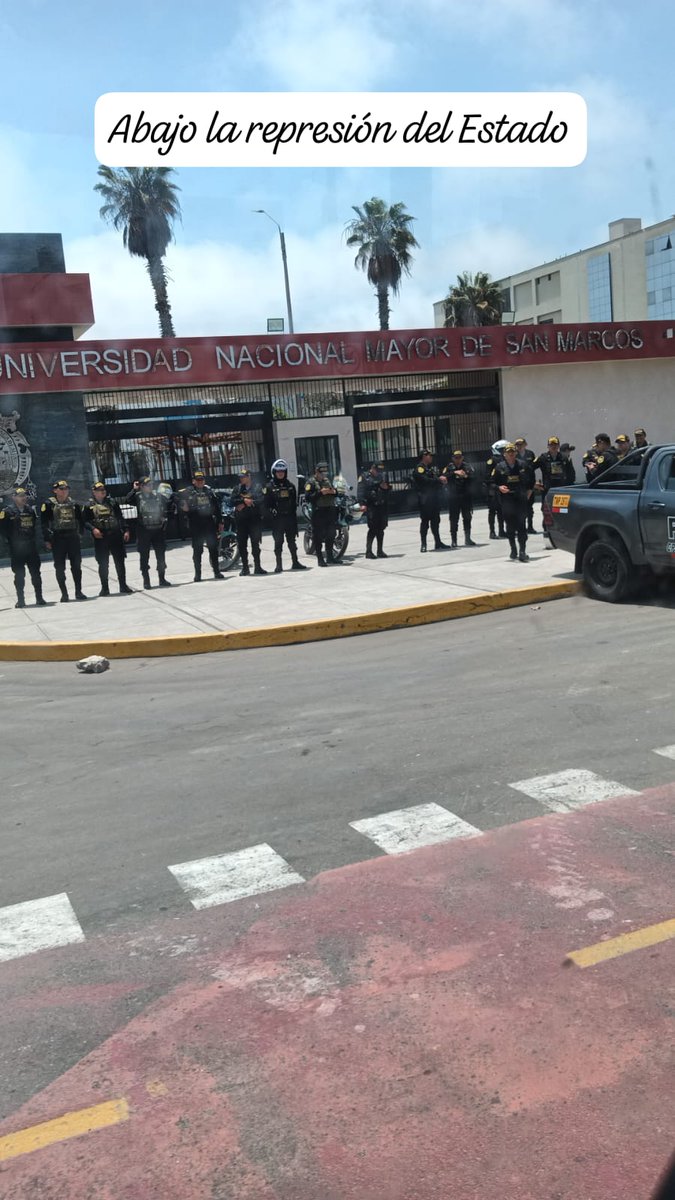 jfowks's tweet image. 🇵🇪🚨La policía ha detenido arbitrariamente a un estudiante afuera de la UNMSM y, a media mañana, otro grupo de policías se instaló dentro y fuera de la PUCP para intimidar a quienes asistirán a manifestación en el Centro de Lima y a evento por el #14N #represiónpolicial