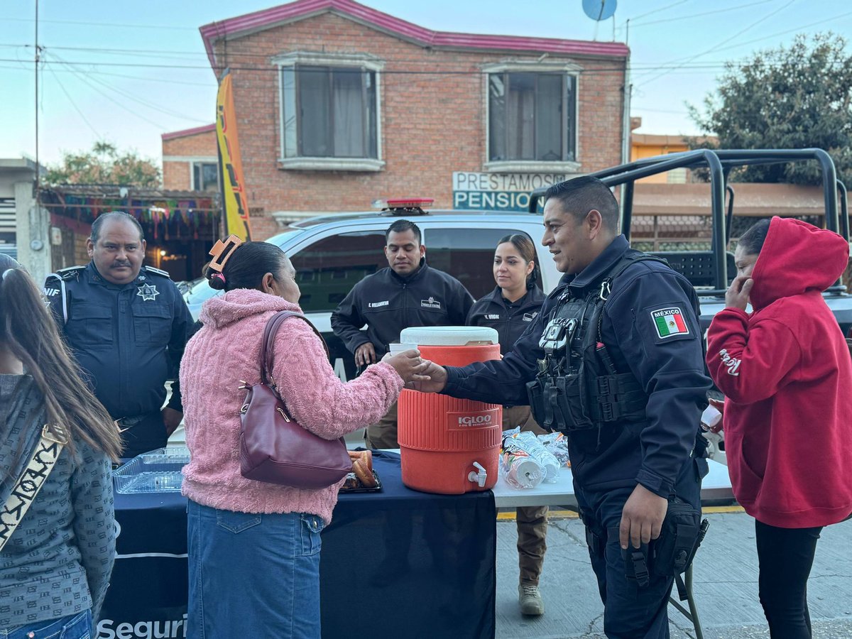 Esta mañana, la Comisaría de Seguridad y Protección Ciudadana visitó la Clínica 82 del IMSS para compartir pan y café con pacientes y familiares.
Participaron Policía Preventiva, Proximidad Social, Grupo de Reacción Sureste, Policía Cibernética y UNIF.
#Saltillo #PorAmorASaltillo