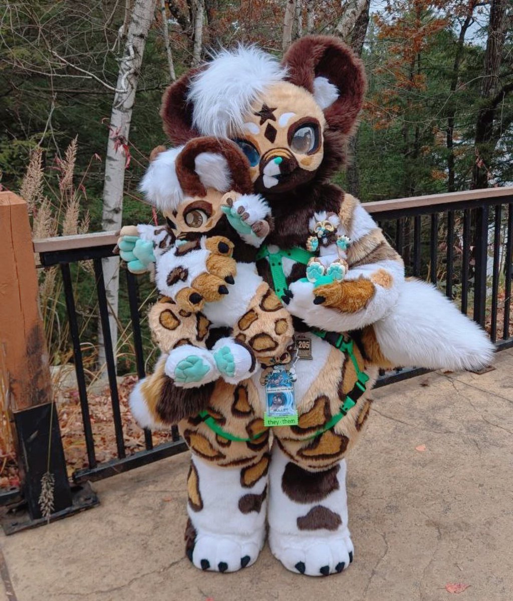 <a href="/AquatiFur/">AquatiFur 2025</a> family photo for #fursuitfriday 🖤