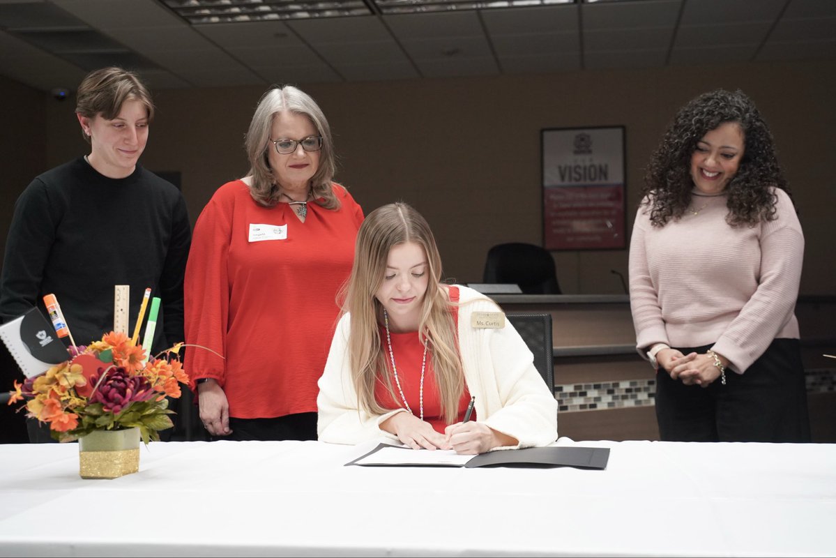 ManorISD's tweet image. ✍️Signing day: TXST Residents Continue their teaching careers &amp;amp; profound impact at Manor ISD!

Thank you @txst , for your partnership!

#BuildingALegacyOfGreatness🌟