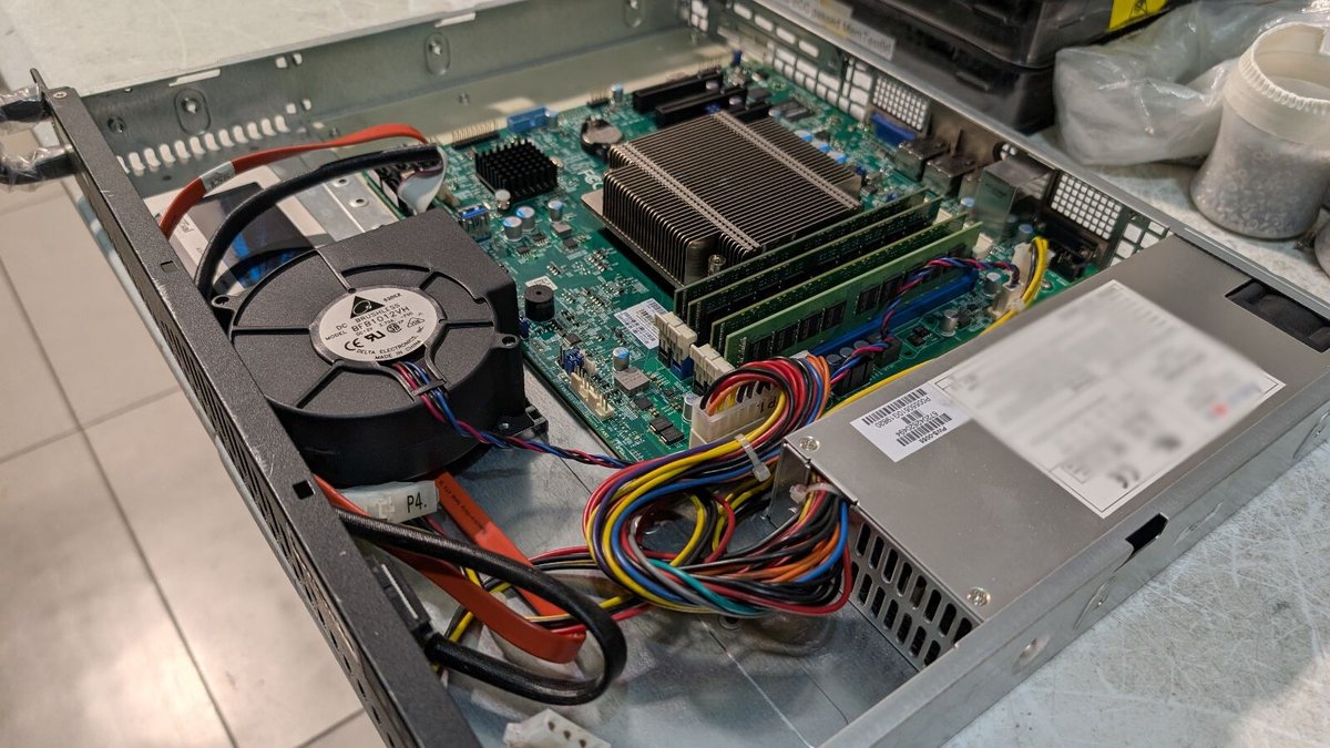 The reliable Xeon E3 1230v3 + 32 GB DDR3 configuration, re-engineered for 40TB of sheer data space. If you had this setup, what would you back up?💾