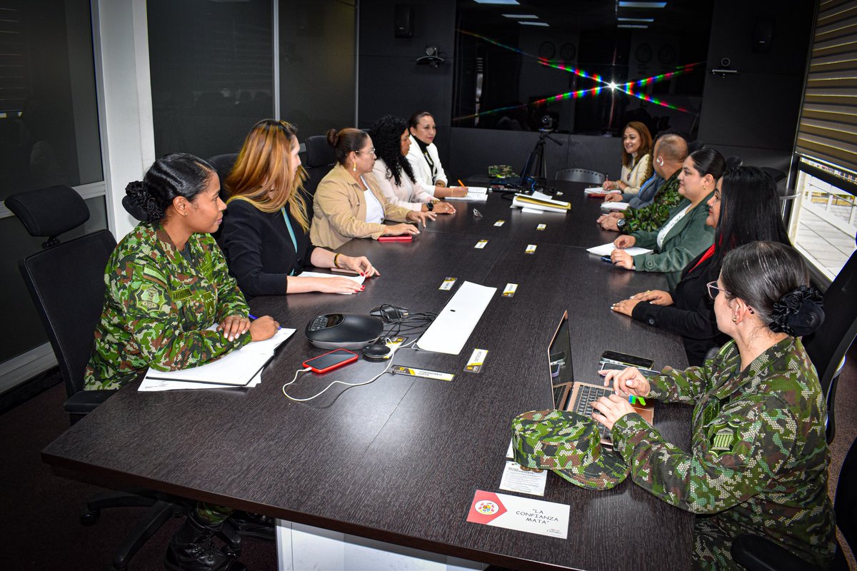 ejercito_COPER's tweet photo. 📸#EnImágenes | Desde el Comando de Personal, se realizó el acto de cierre del periodo 2023-2025 de la Comisión de Personal, reconociendo el compromiso y la dedicación de sus integrantes.

Además, se dio inicio al periodo 2025-2027, con el objetivo de fortalecer los procesos de talento humano, transparencia y bienestar del personal civil del @COL_EJERCITO 

Gracias a quienes culminaron su gestión por su valioso aporte y felicitaciones a los nuevos miembros que asumieron este importante reto.

#PatriaHonorLealtad