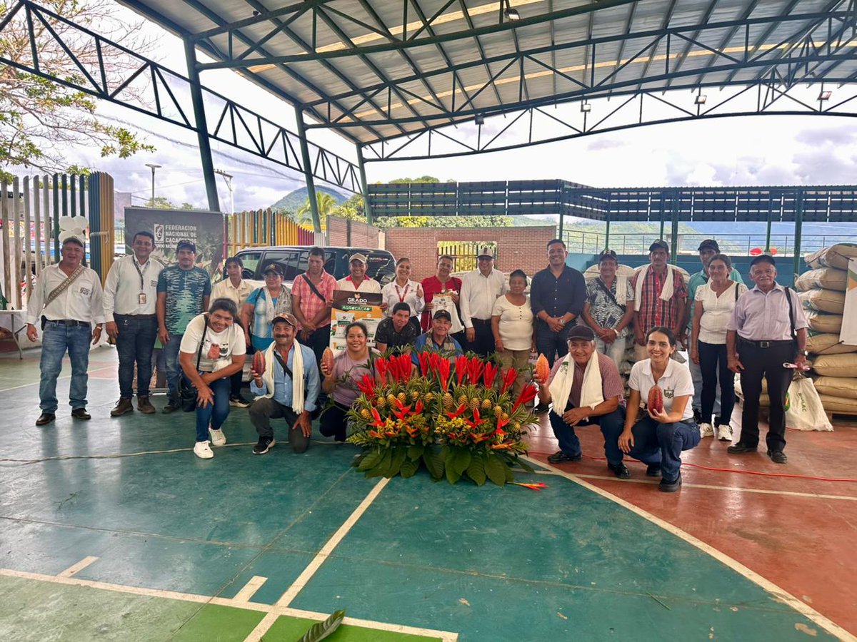 #MásProductividad Estamos en el corazón de Boyacá. 🤎Gracias al Fondo Nacional del Cacao y a la Comisión de Fomento✨, los productores reciben los insumos del proyecto de nutrición en San Pablo de Borbur. 🌱 El presidente Eduard Baquero acompañó hoy la jornada de entregas 🫶🏻👏