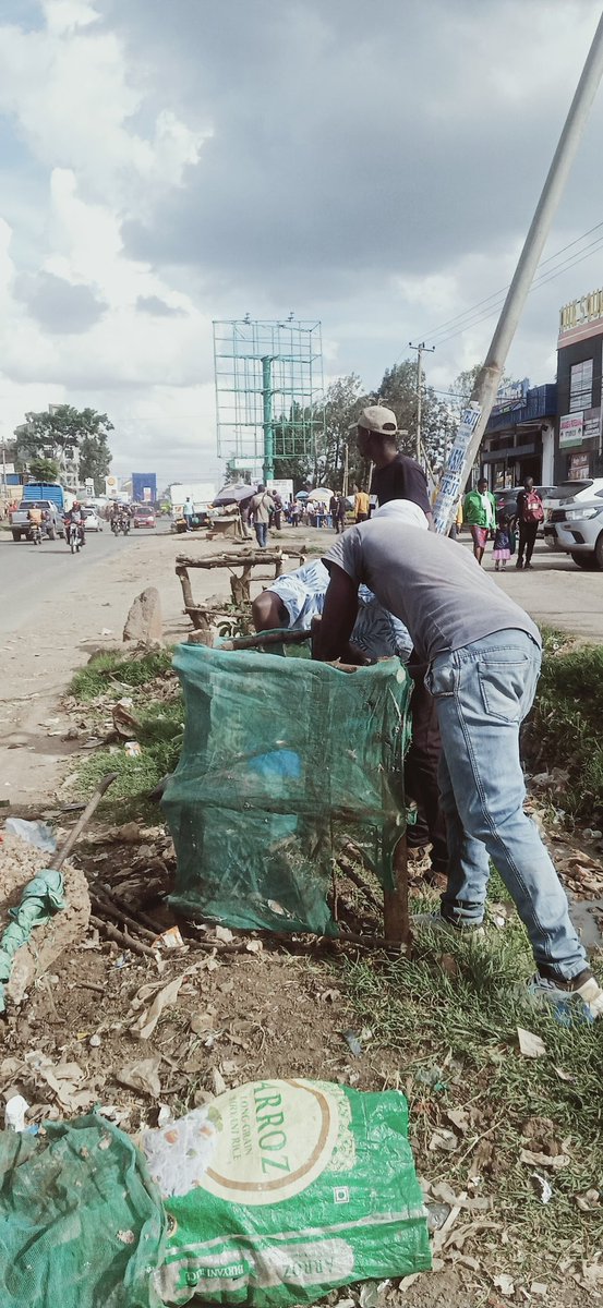 DagorettiG55803's tweet photo. Today Friday the 14th of November was a successful day along Naivasha rd for tree fencing and protection from stray goats and human disturbance e. g breaking of branches. It will ensure a better growth of tree seedlings free of stress from interventions 

#TreesForBetterLives https://t.co/StDuOObTnp