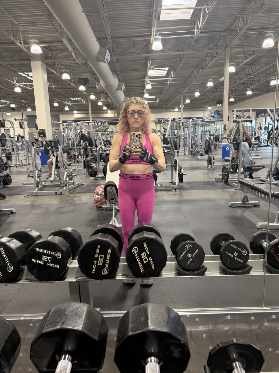 It’s chest day, my favorite!!  Cardio after too as usual.  Happy Friday!!  😊