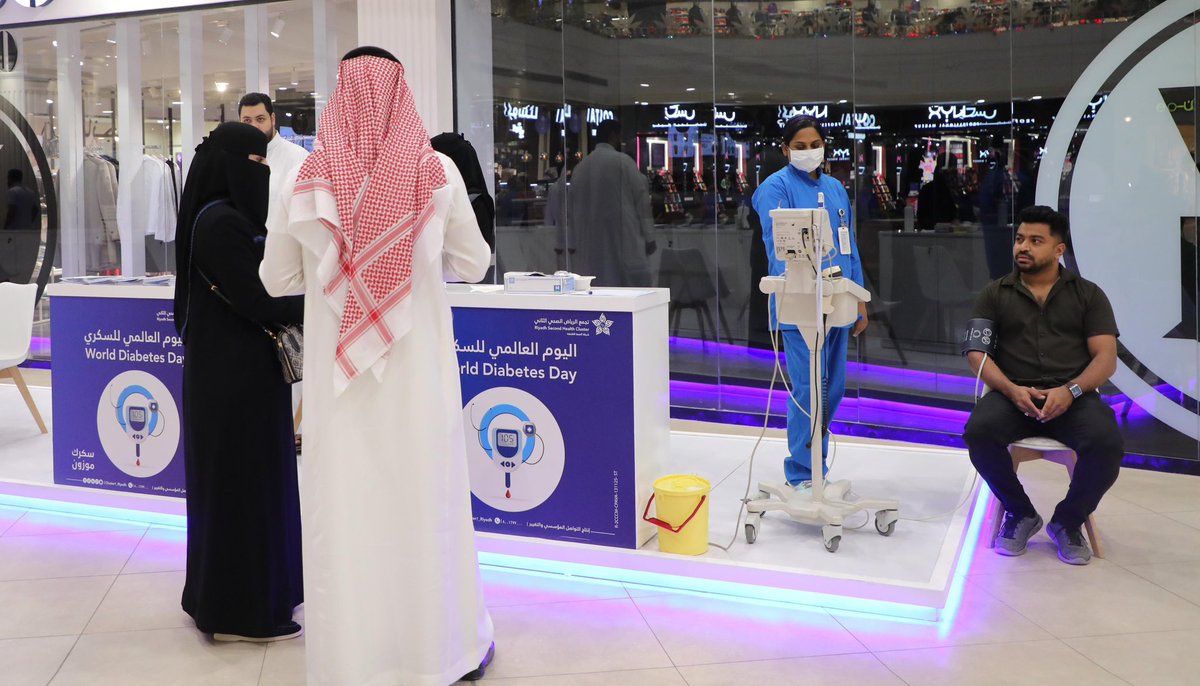 KFMC_RIYADH's tweet photo. الفرق الصحية بـ #مدينة_الملك_فهد_الطبية تتواجد في @OthaimMalls وتستمر حتى غدٍ السبت للتعريف بداء السكري وأنواعه، ونشر الوعي حول أهمية نمط الحياة السليم والمتابعة الدورية للمؤشرات الحيوية للوقاية وتعزيز جودة الحياة

#اليوم_العالمي_للسكري 
#سكرك_موزون
#تجمع_الرياض_الصحي_الثاني https://t.co/M6vPO6Qrrt